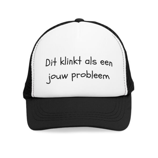 Fout ontworpen pet met de tekst “Dit klinkt als een jouw probleem”, geschikt voor casual en humoristische settings.