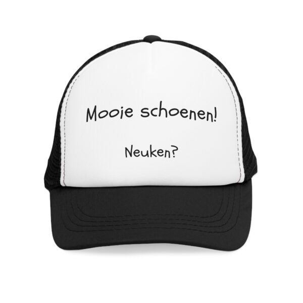 Grappige pet met de tekst “Mooie Schoenen! Neuken?”, ideaal voor feestjes en festivals.